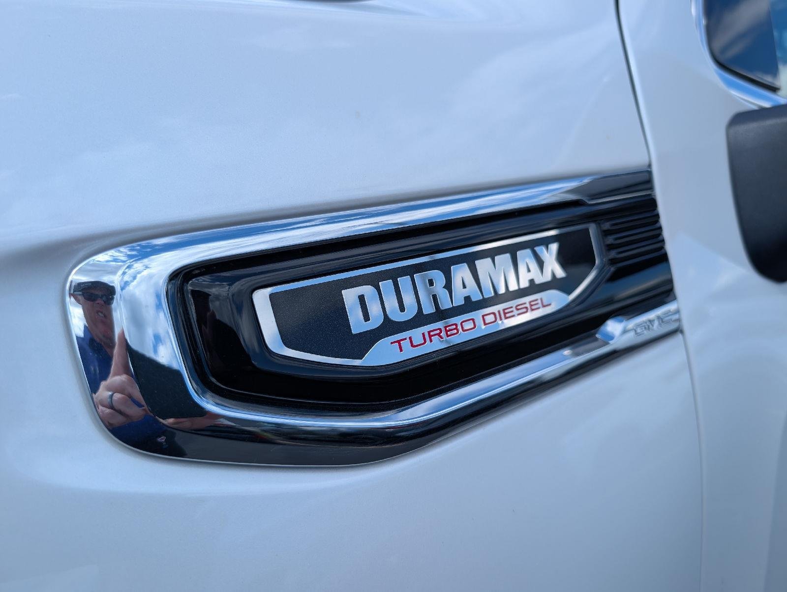 Used 2024 White Frost Tricoat GMC Denali image 6