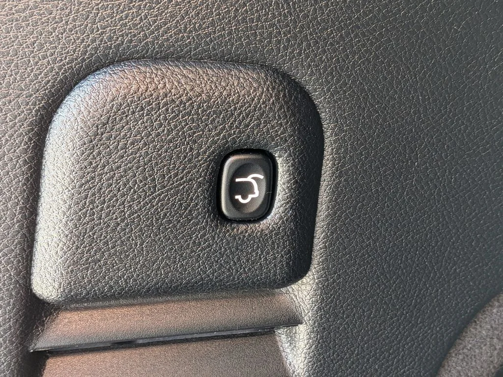Used 2020 Blue Jeep Limited image 9