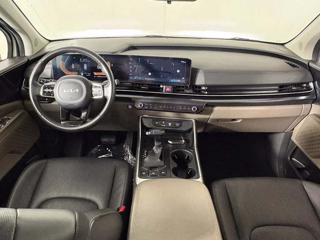 Used 2025 White Kia LXS image 36