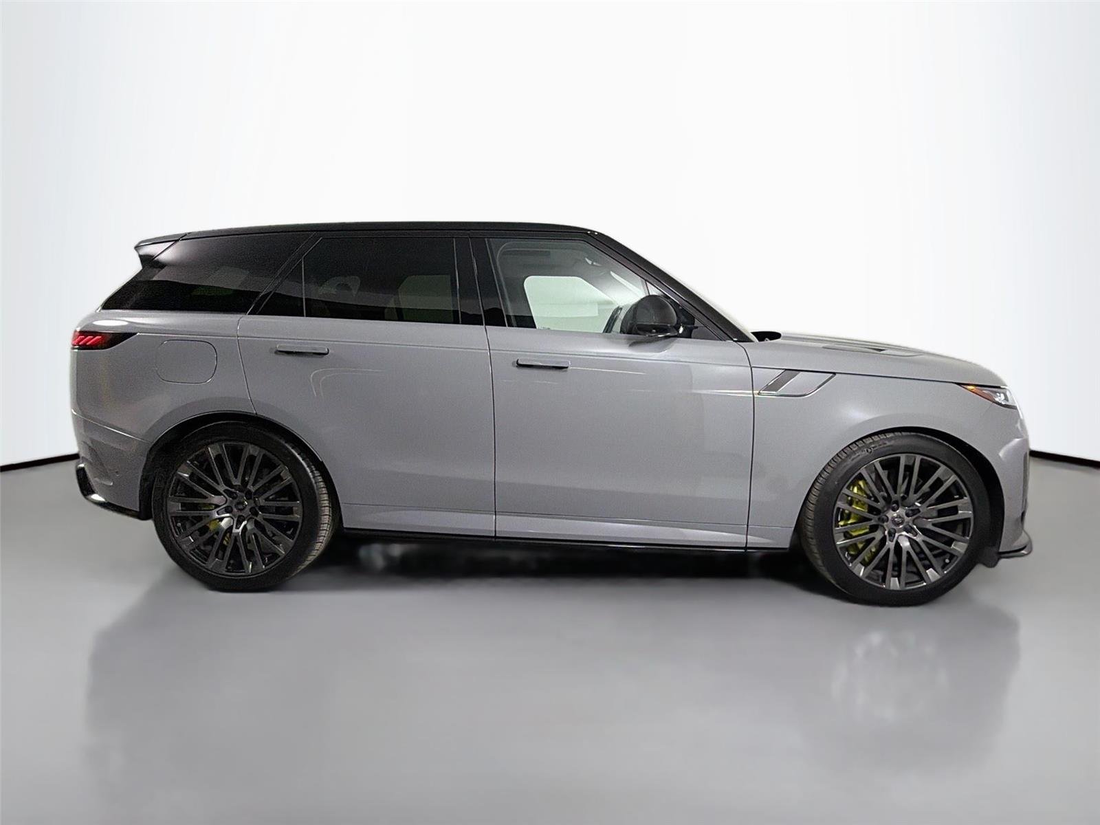 Used 2025 Marl Grey in Gloss finish Land Rover SV Edition Two image 4