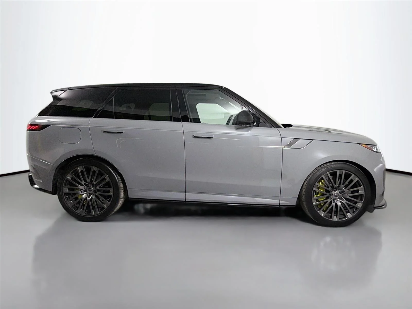 Used 2025 Marl Grey in Gloss finish Land Rover SV Edition Two image 4