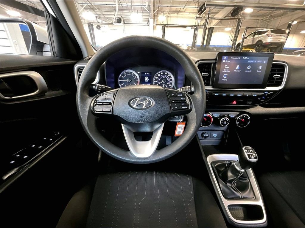 Used 2020 White Hyundai SE image 18