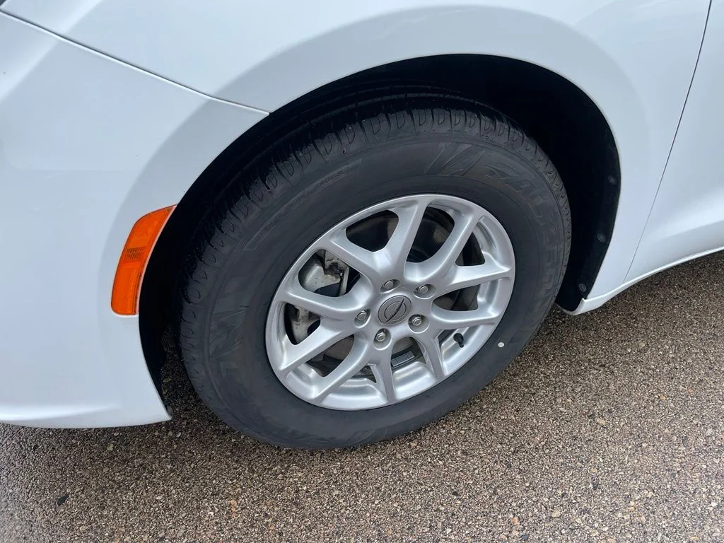Used 2022 Bright White Clearcoat Chrysler Touring L image 3