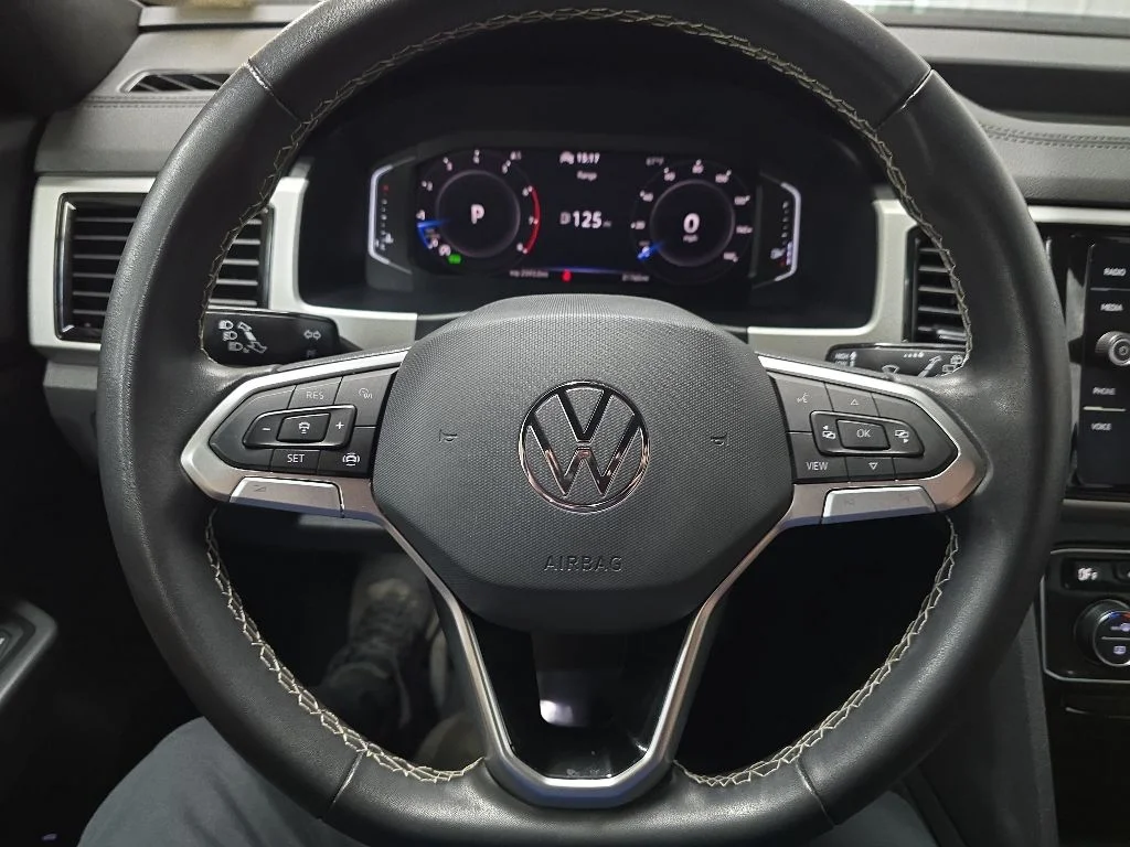 Used 2023 Black Volkswagen 3.6L V6 SE w/Technology image 18