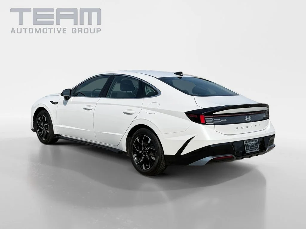 Used 2025 White Hyundai SEL image 5