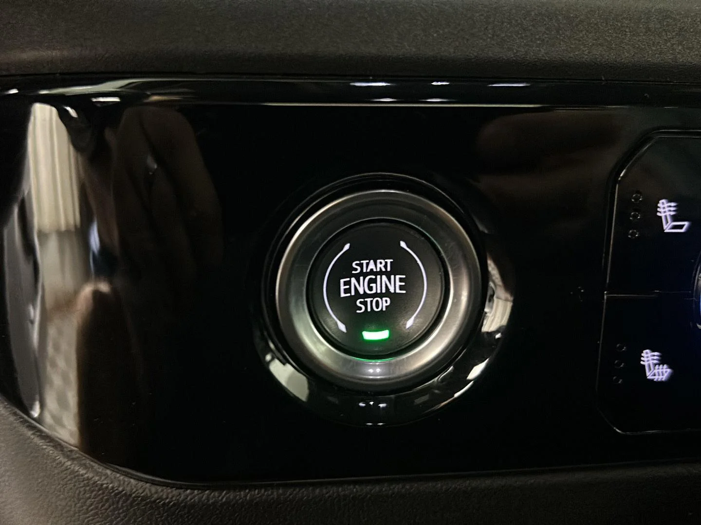 Used 2024 Onyx Black GMC Elevation image 25