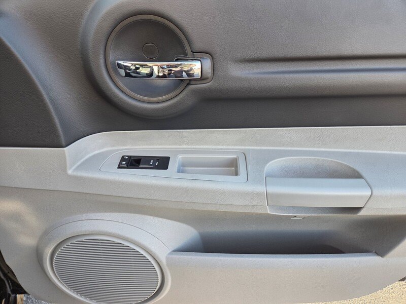 Used 2007 Black Dodge SRT8 image 23