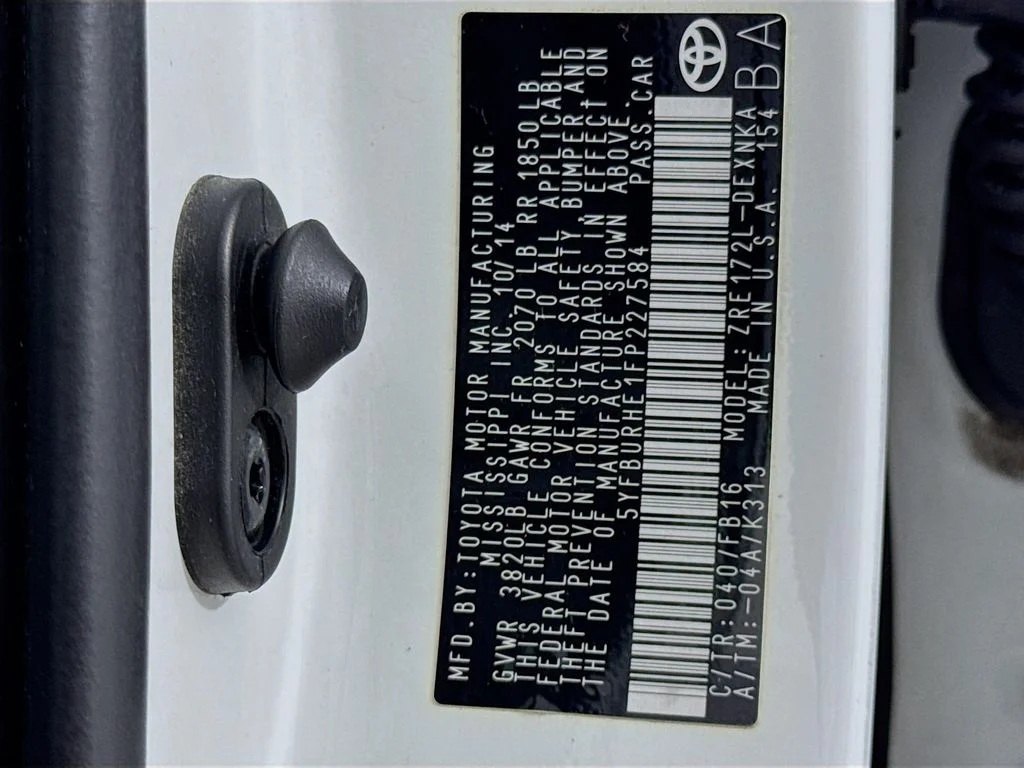 Used 2015 Super White Toyota LE image 36