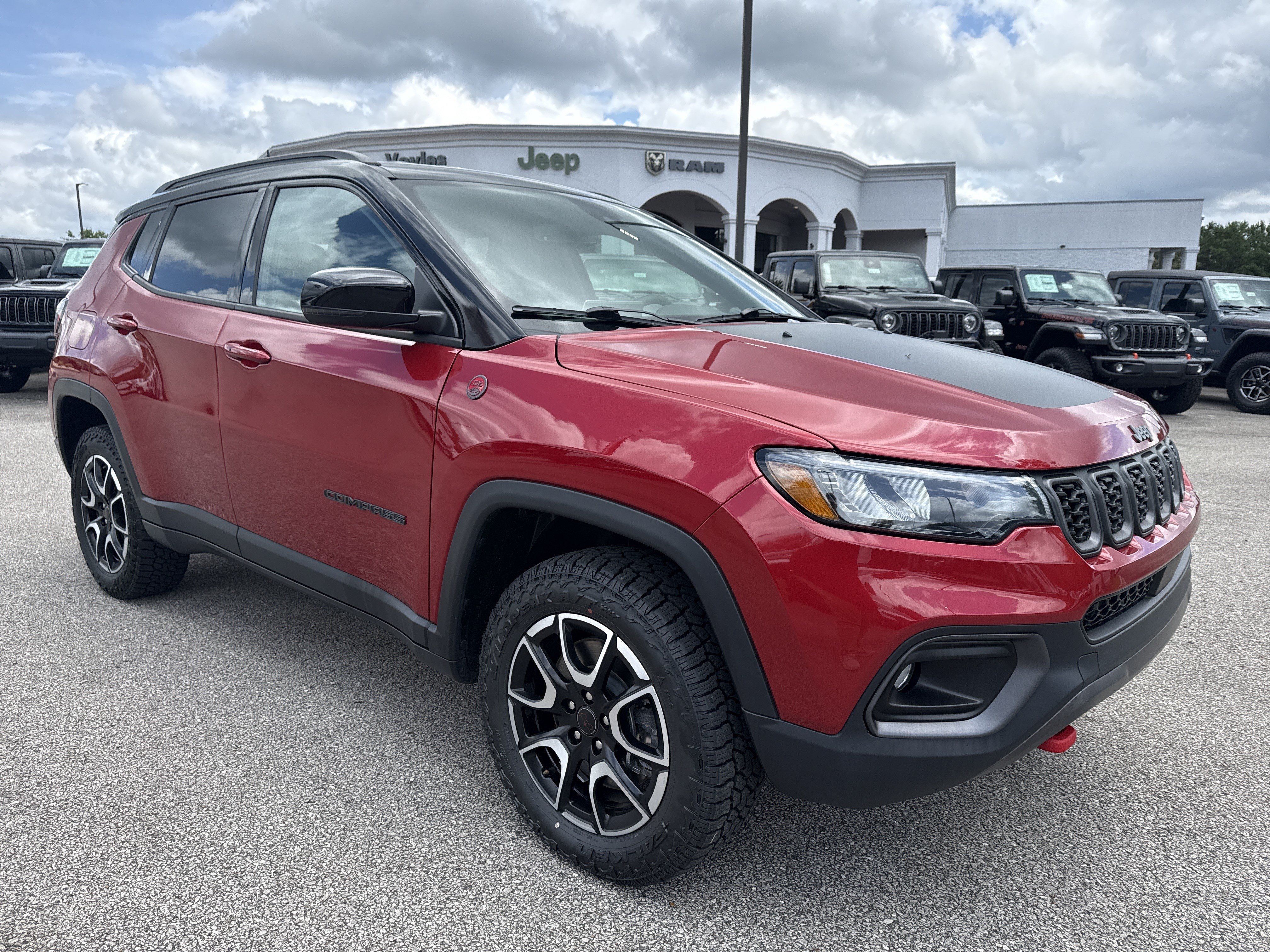 Used 2025 Red Hot Pearlcoat Jeep Trailhawk image 3