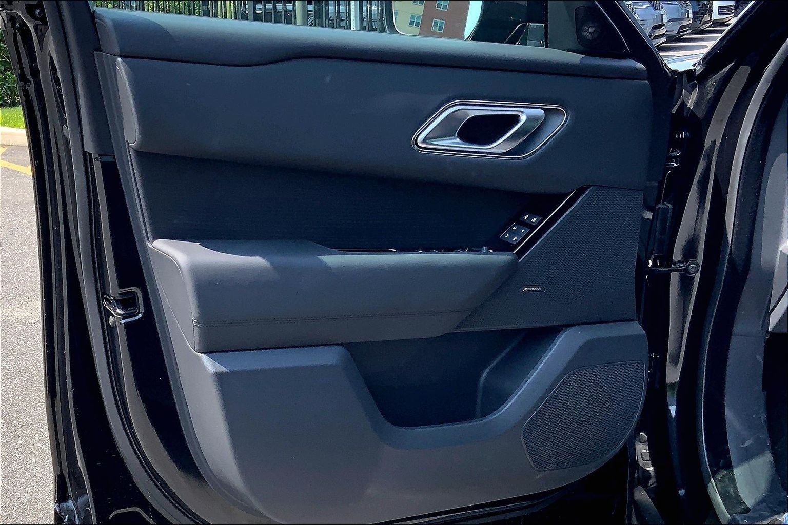 New 2026 Santorini Black Land Rover Dynamic SE image 10