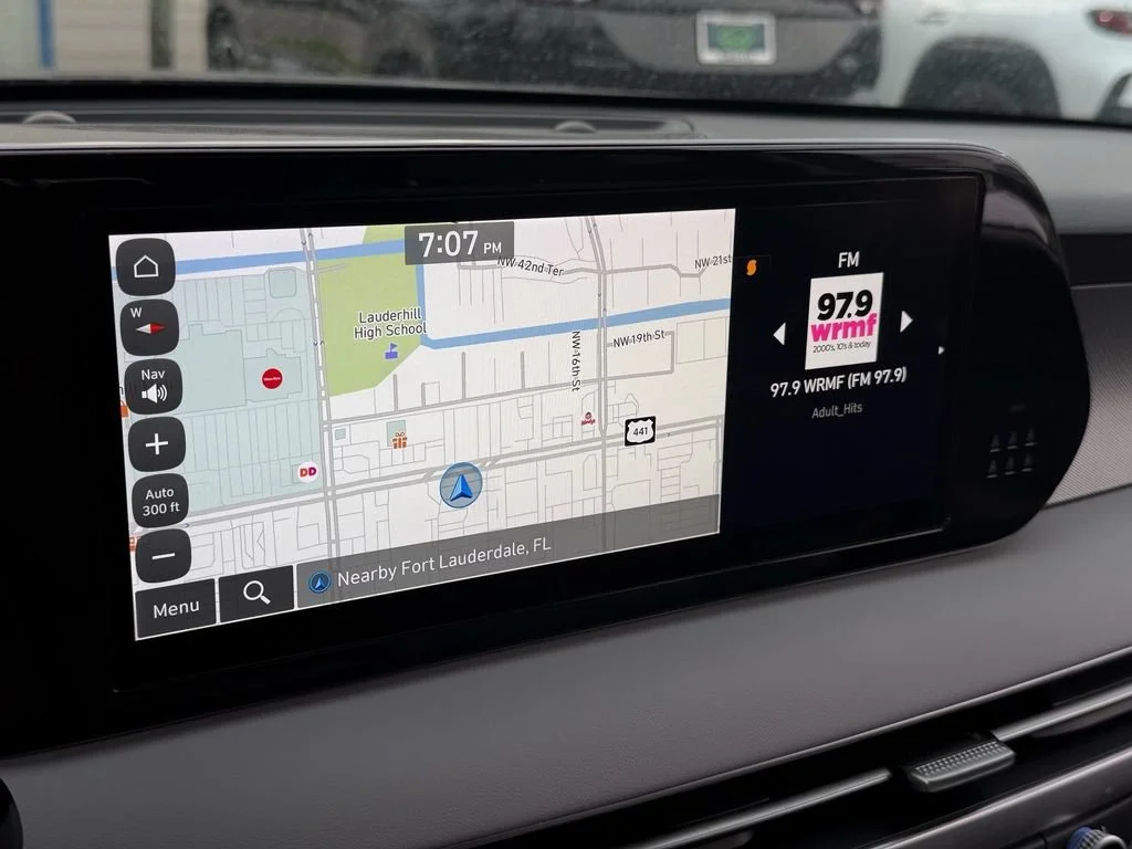 Used 2024 Black Hyundai SEL 8P image 26