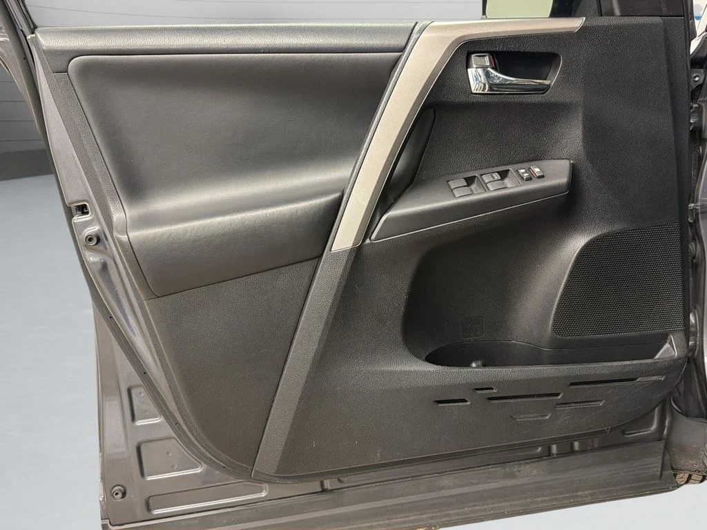 Used 2016 Gray Toyota XLE image 11