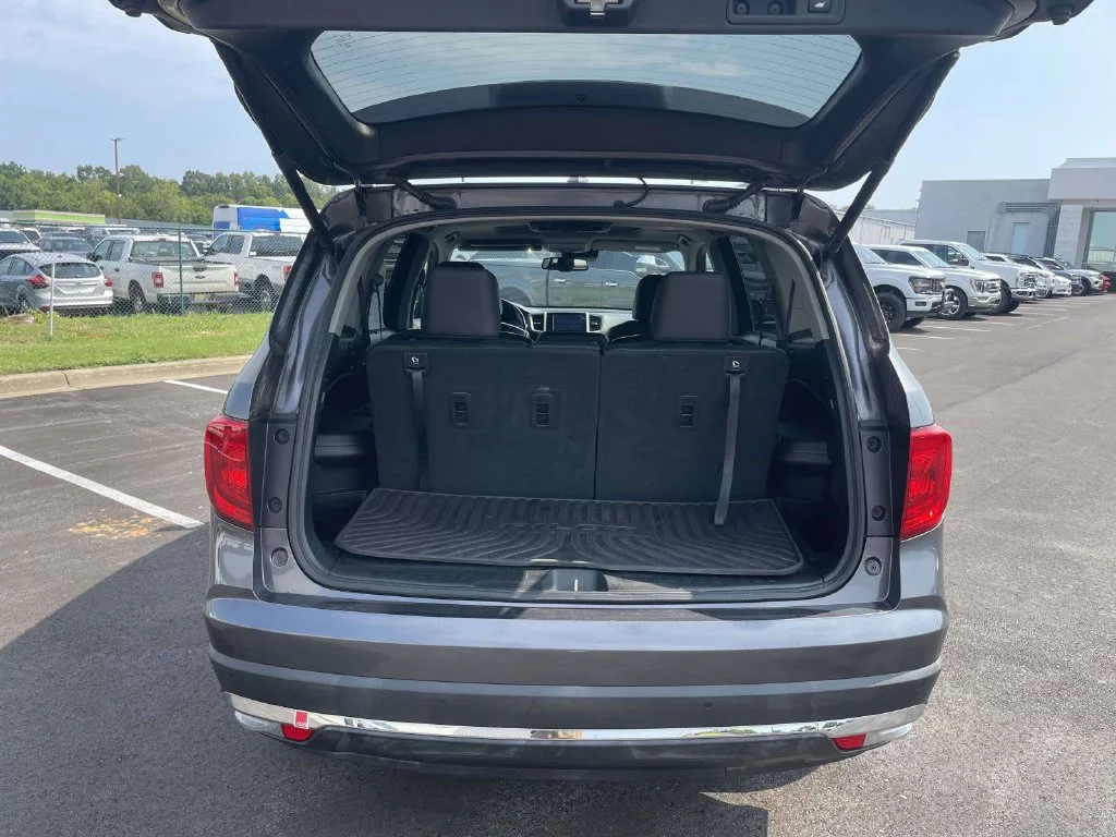 Used 2017  Honda Touring image 10