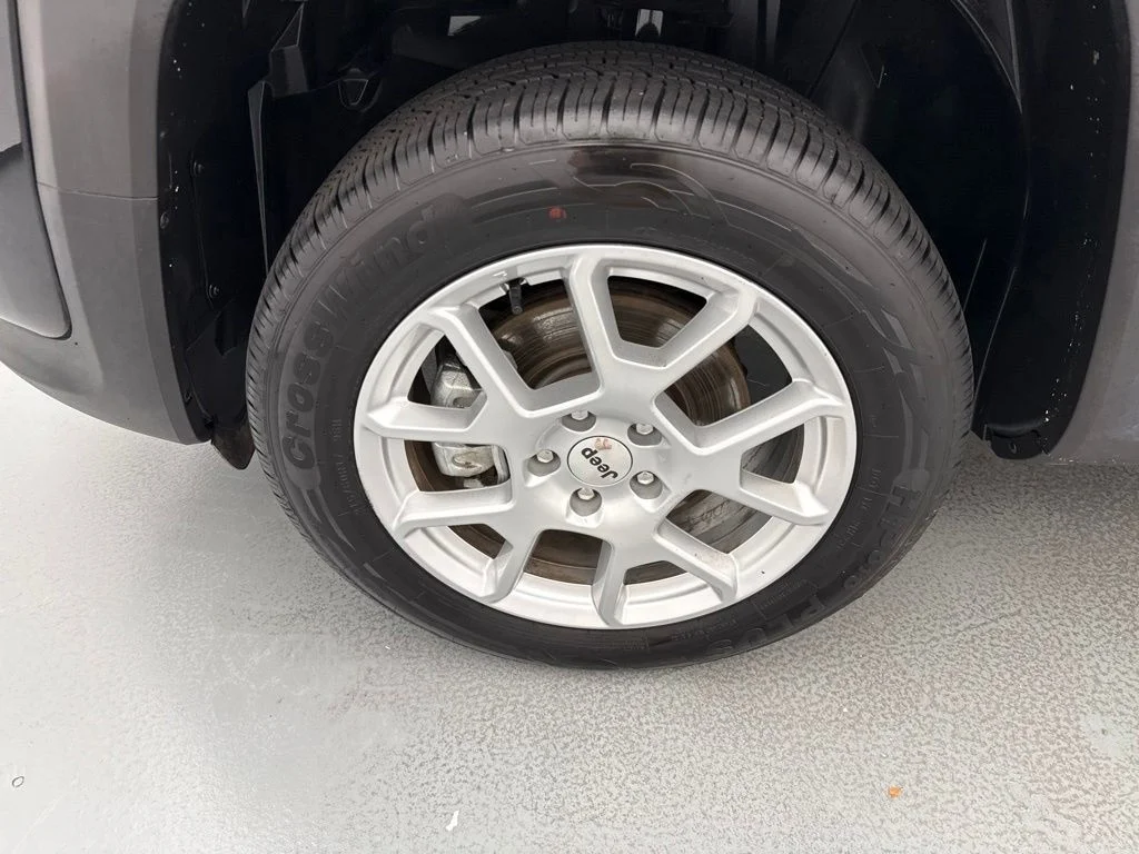 Used 2023 Black Jeep Latitude image 4
