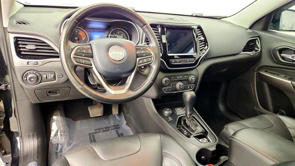 Used 2021 Diamond Black Crystal Pearlcoat Jeep Limited 4x4 w/ Leather image 12