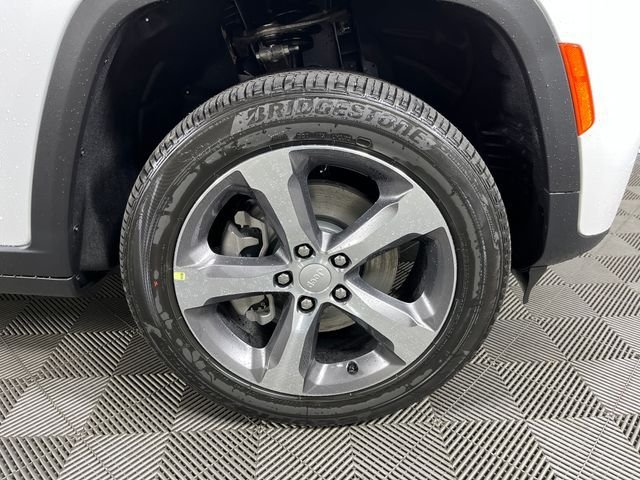 New 2026 Bright White Clear-Coat Exterior Paint Jeep Limited image 8