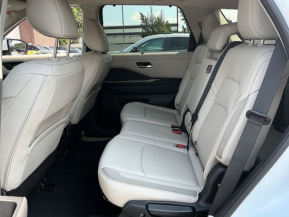 Certified Used 2025 Everest White Pearl Tricoat Nissan SL image 24
