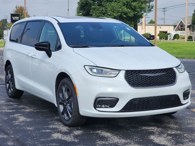 New 2026 Chrysler Pacifica Select