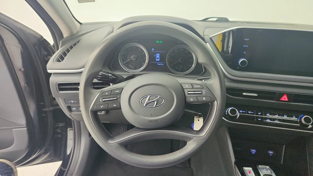 Used 2021 Black Hyundai SE image 16