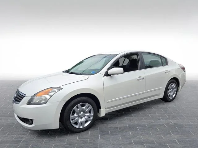 Used 2009 White Nissan 2.5 S image 3