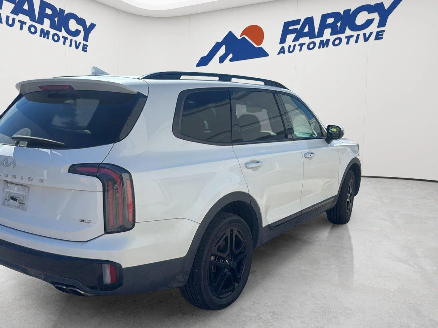Used 2024 Glacial White Pearl Kia EX X-Line image 4