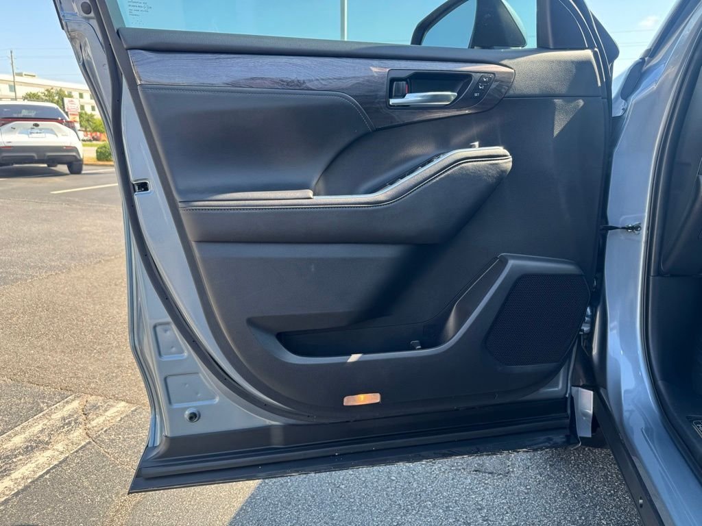 Used 2024  Toyota Platinum image 14