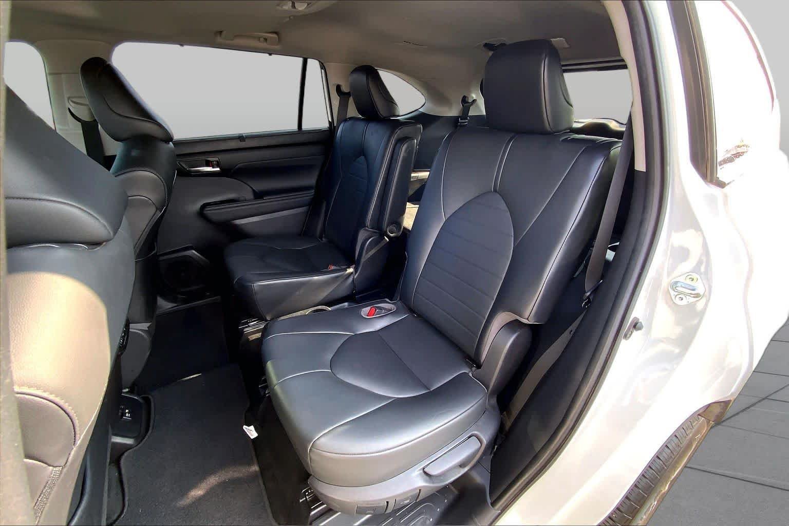 Used 2021 Blizzard Pearl Toyota XLE image 21