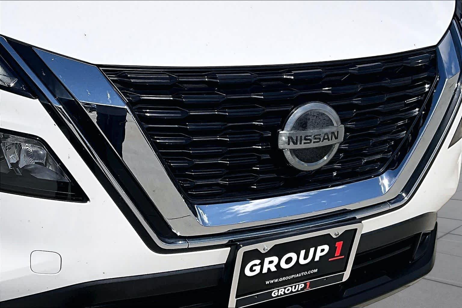 Used 2021 Glacier White Nissan S image 28