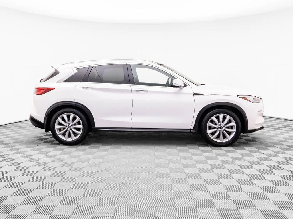 Used 2019 White INFINITI ESSENTIAL image 7