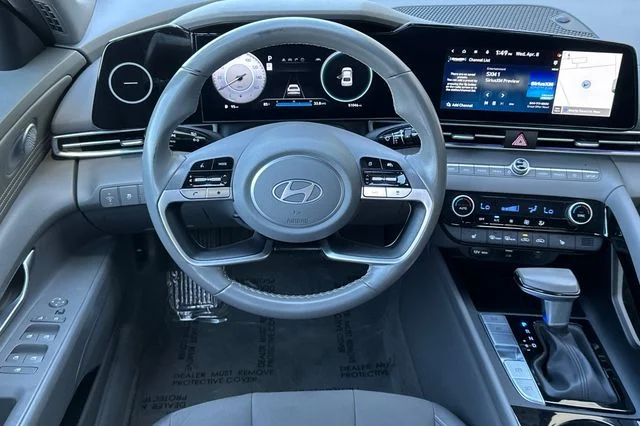 Used 2025 White Hyundai SEL Convenience image 17