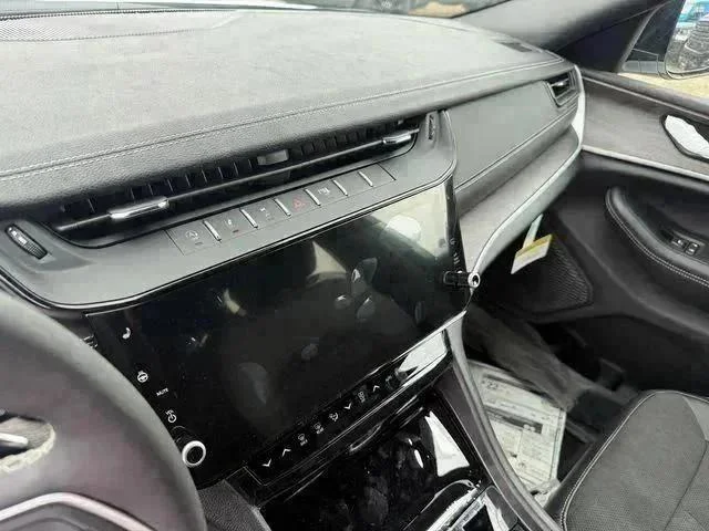 New 2026 Bright White Clear-Coat Exterior Paint Jeep Laredo image 19