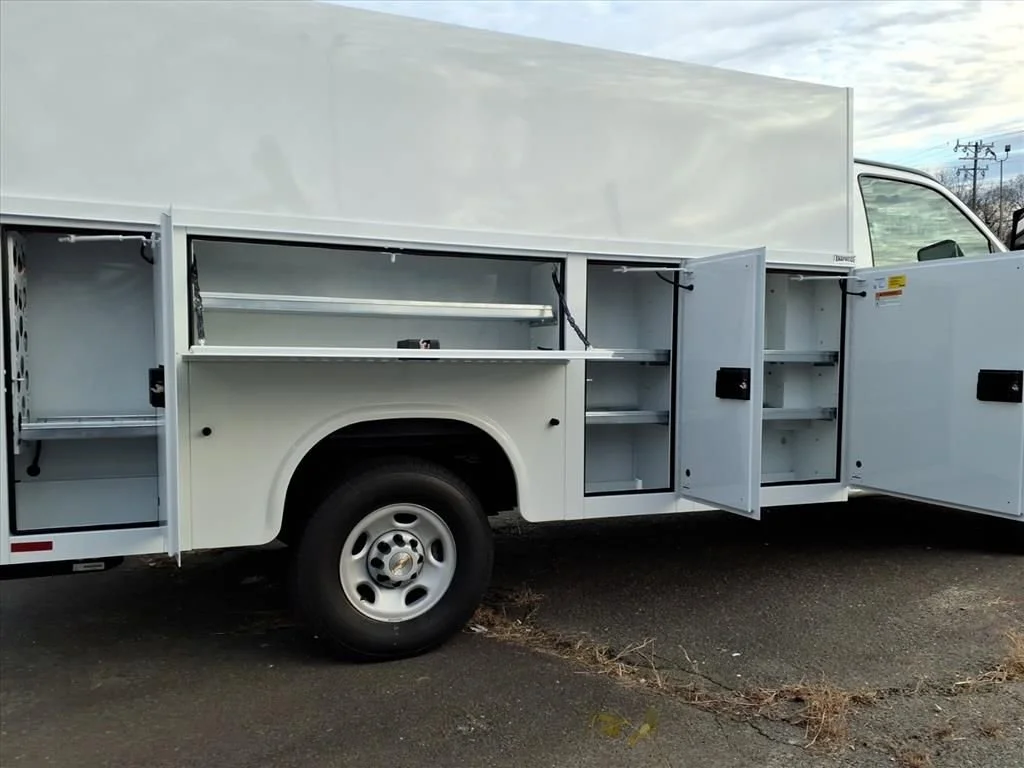 New 2025 Summit White Chevrolet 1WT image 9