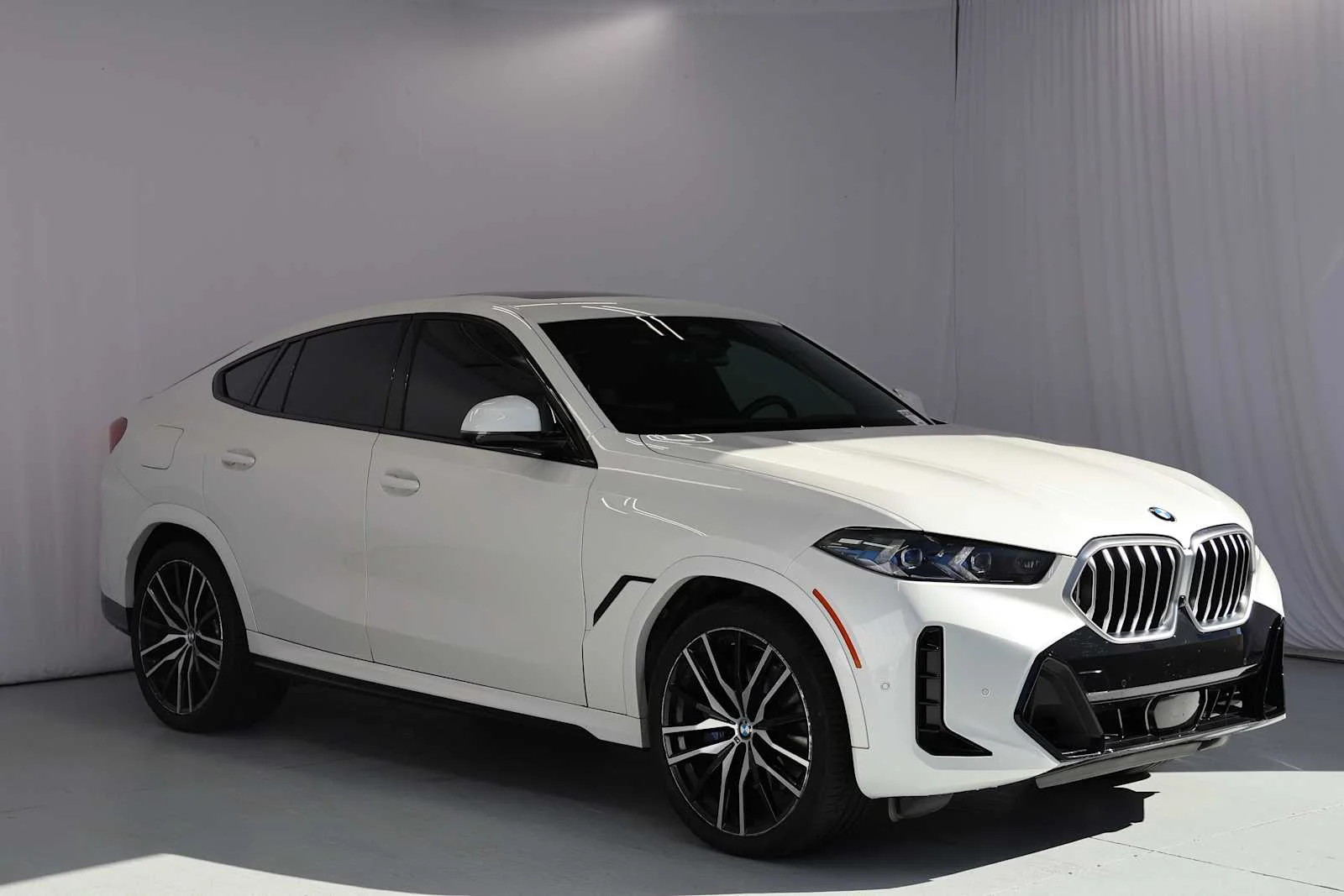 Certified Used 2025 Mineral White Metallic BMW xDrive40i image 3