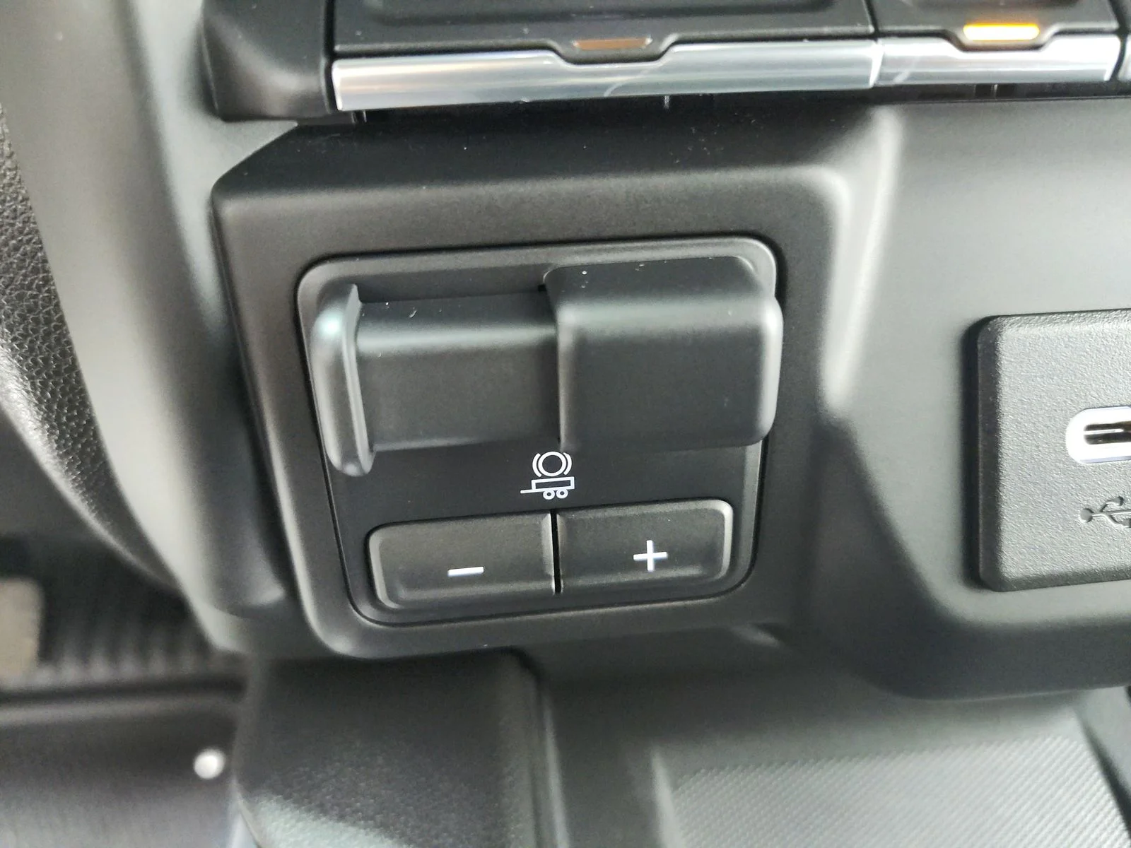 Used 2022  GMC AT4 image 35