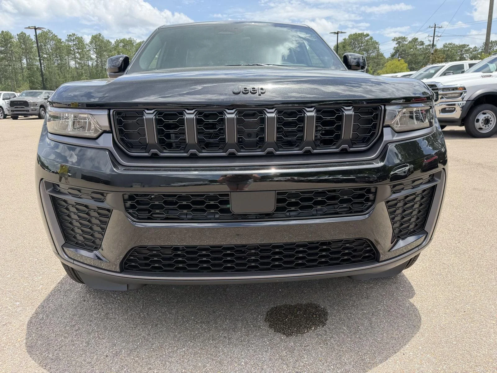 New 2026 Diamond Black Crystal Pearl-Coat Exterior Paint Jeep Laredo Altitude image 25