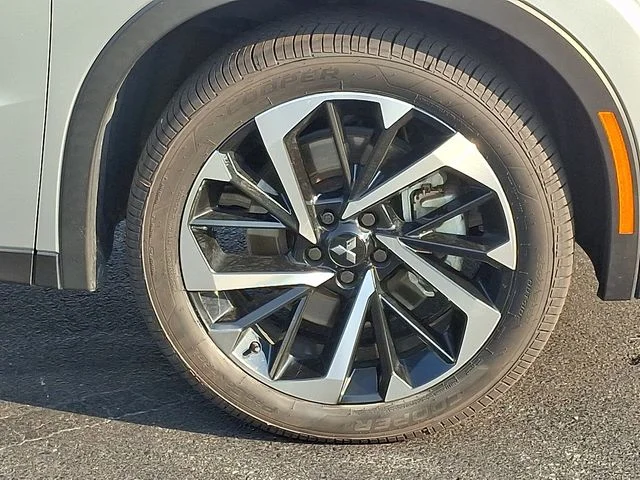 Used 2022  Mitsubishi  image 8