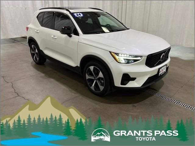 2024 Volvo XC40 B5 Core Dark AWD's photo