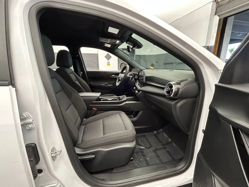 Used 2025 Summit White Chevrolet LT image 13