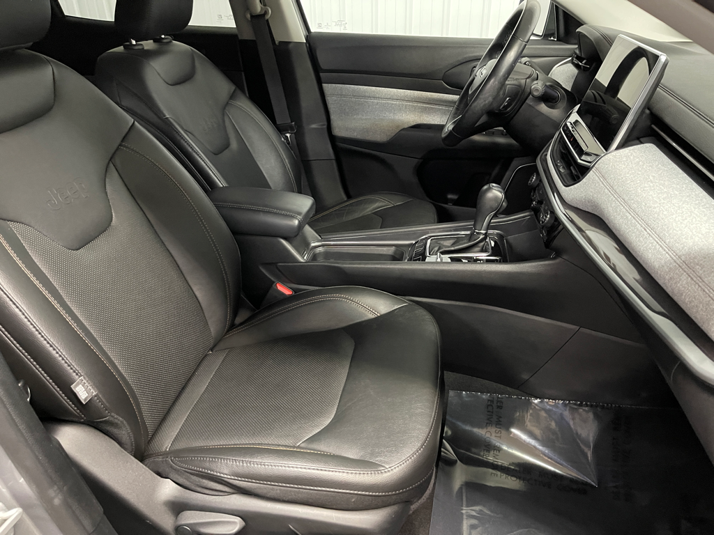 Used 2022 Silver Jeep Latitude Lux image 17