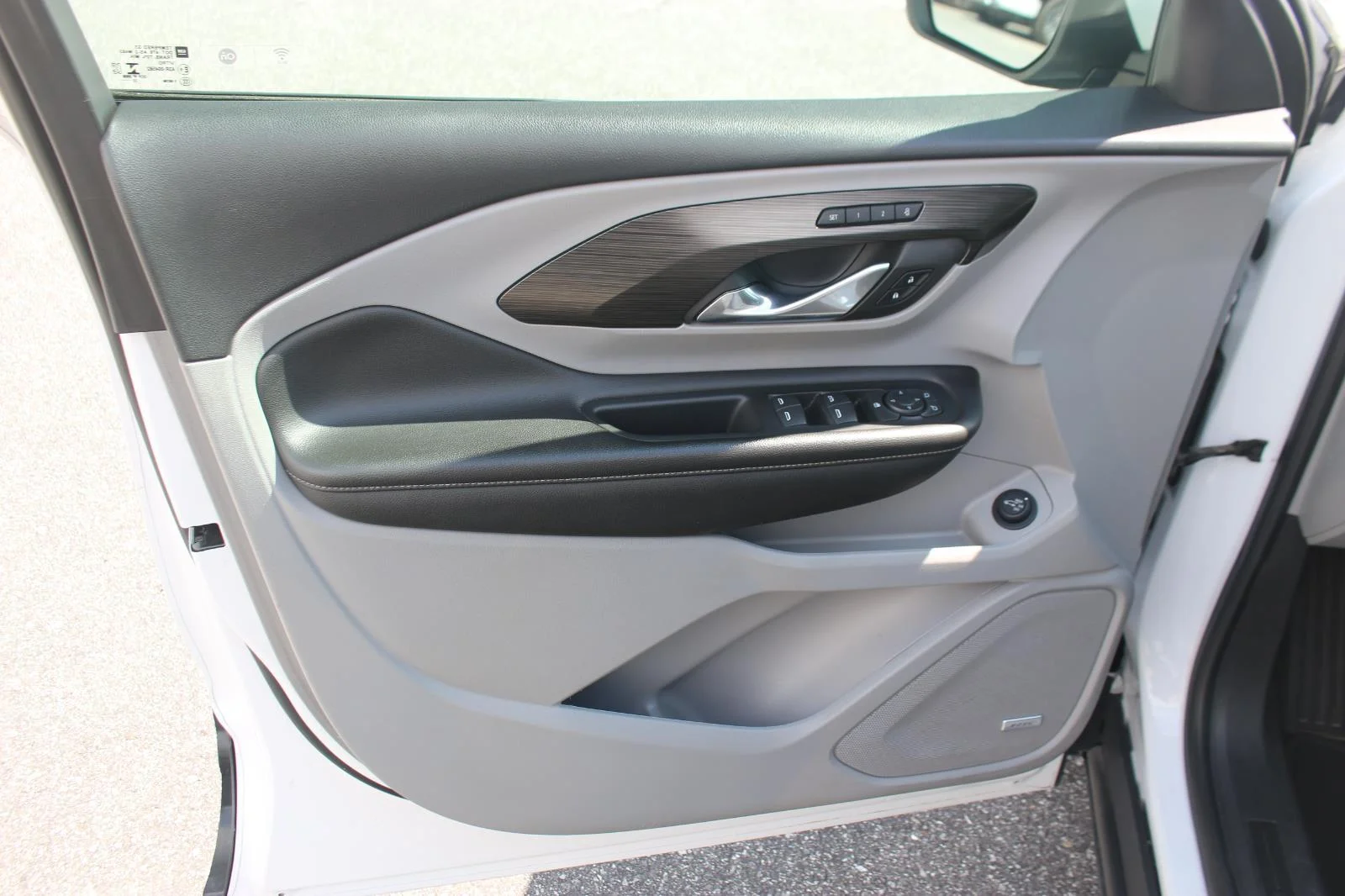 Used 2022 White Frost Tricoat GMC SLT image 13