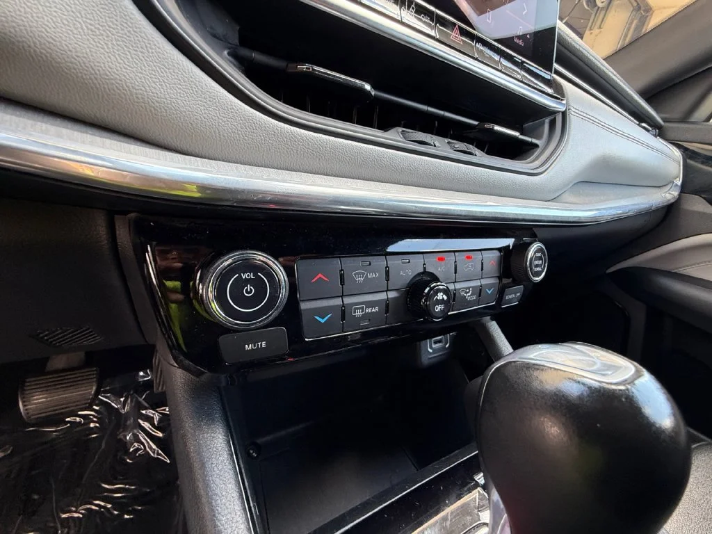 Used 2024 Silver Jeep Limited image 23
