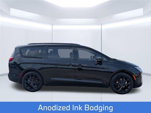 New 2027 Diamond Black Crystal Pearl-Coat Exterior Paint Chrysler Limited image 8