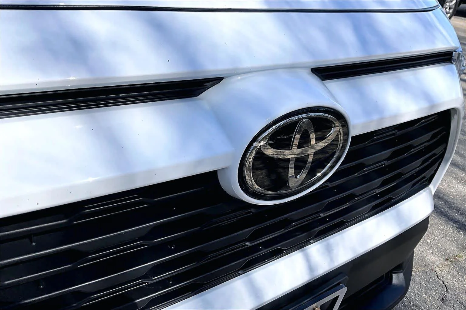 Used 2023 Ice Cap Toyota LE image 28