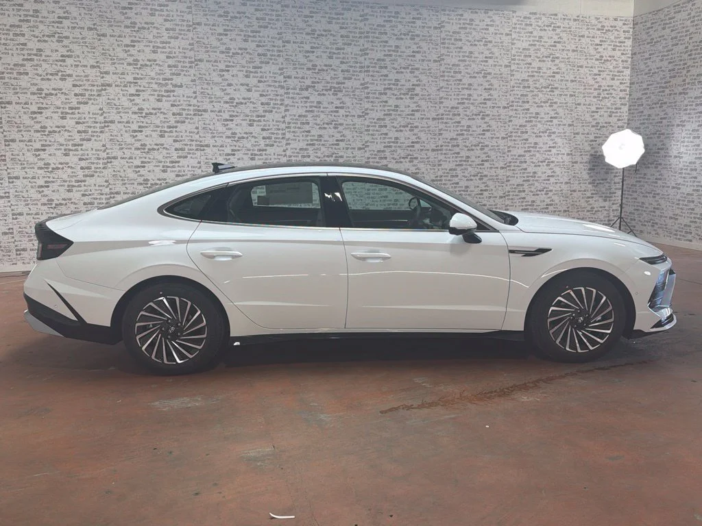 New 2027 Serenity White Hyundai Limited image 8