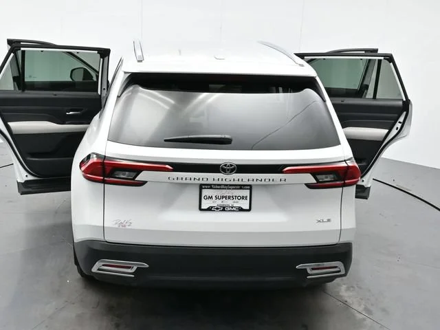 Used 2024 Wind Chill Pearl Toyota XLE image 44