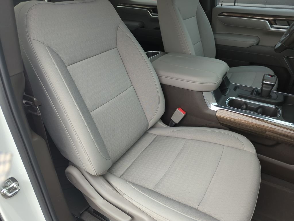 Used 2025 White Chevrolet RST image 33