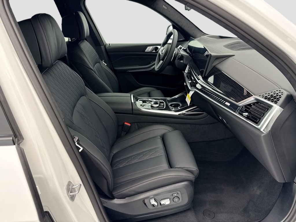 New 2027 White Metallic BMW M60i image 19
