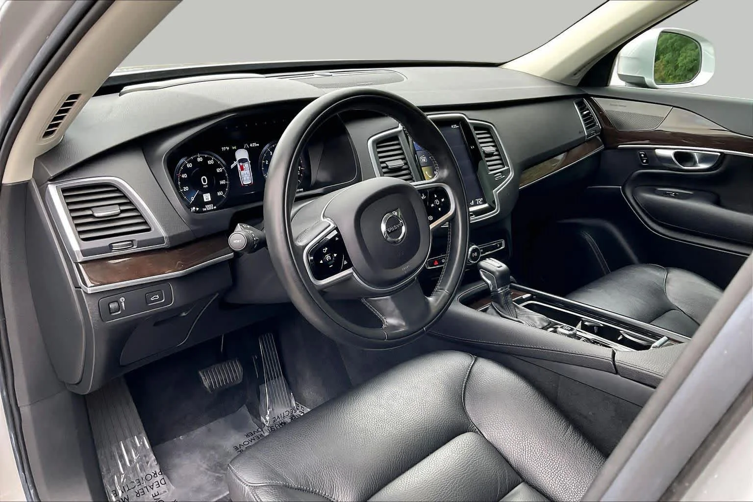 Used 2019 Bright Silver Metallic Volvo Momentum image 17