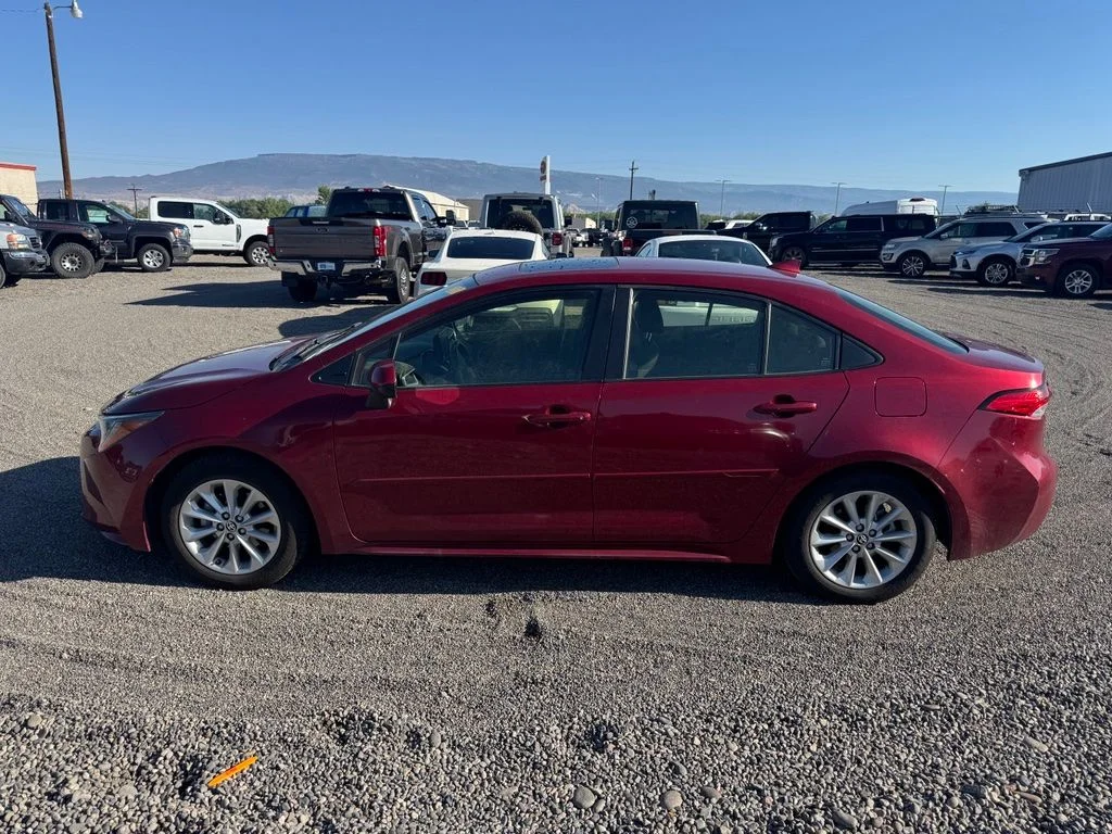 Used 2022 Pearl Toyota LE image 20