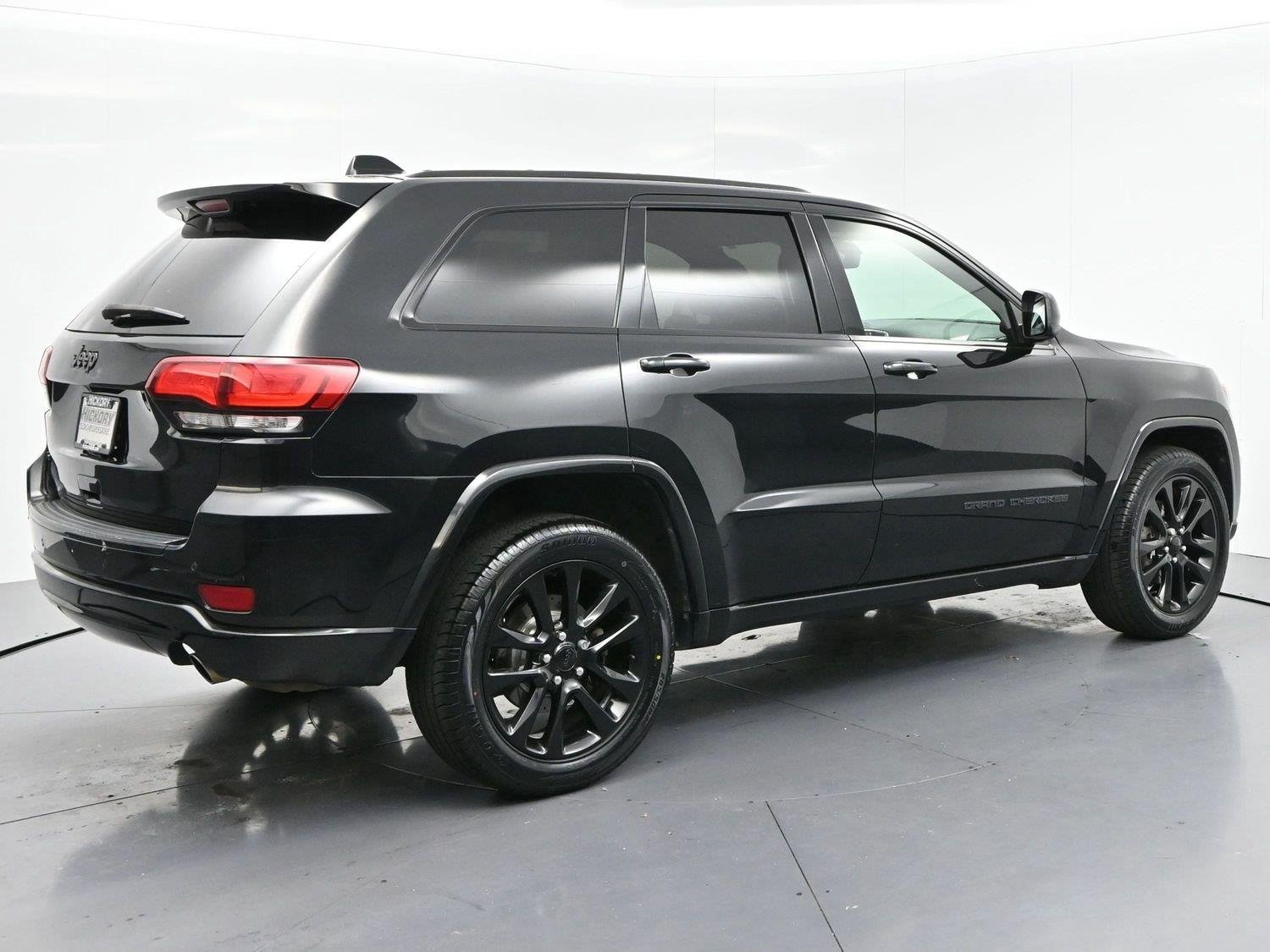 Used 2017 Diamond Black Crystal Pearlcoat Jeep Altitude image 7